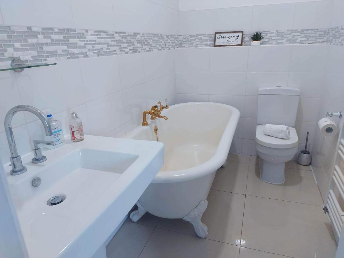 Corner House, Sleeps 8 In 4 Bedrooms, Near Train Station, Great Value! マンチェスター エクステリア 写真