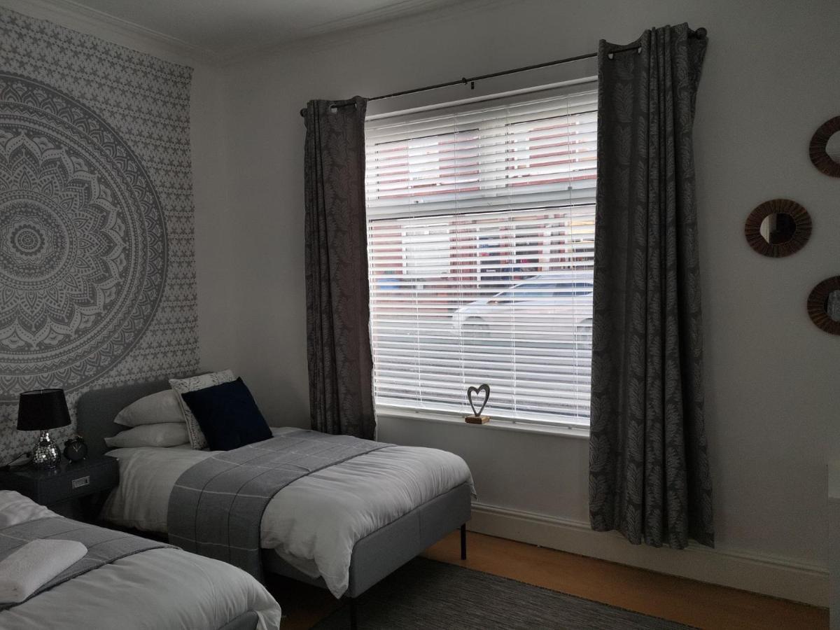 Corner House, Sleeps 8 In 4 Bedrooms, Near Train Station, Great Value! マンチェスター エクステリア 写真